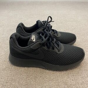 Nike Tanjun Shoes Womens Size 6.5 Black Mesh Cushioned 812655-002 Sneakers